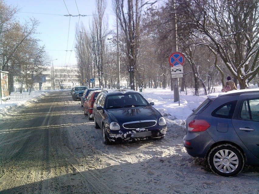 Ul. Chodźki: Jak zimą kierowcy utrudniają innym życie