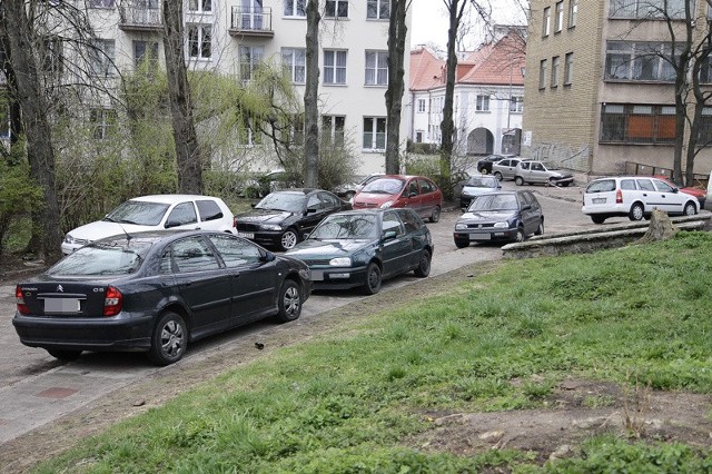 Mieszkańcy kamienic przy Rynku Kościuszki prowadzą nierówną walkę z kierowcami unikającymi opłat za postój w centrum. Ci zostawiają swoje samochody na poboczu drogi dojazdowej.