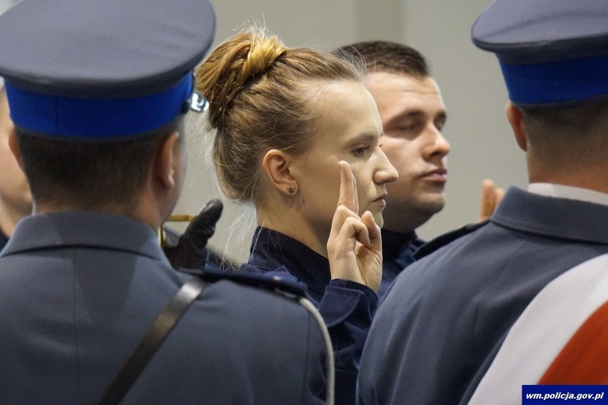 W garnizonie pojawili się nowi policjanci. Rodziny są dumne. Nowi mundurowi w Ełku, Węgorzewie, Piszu i Olecku