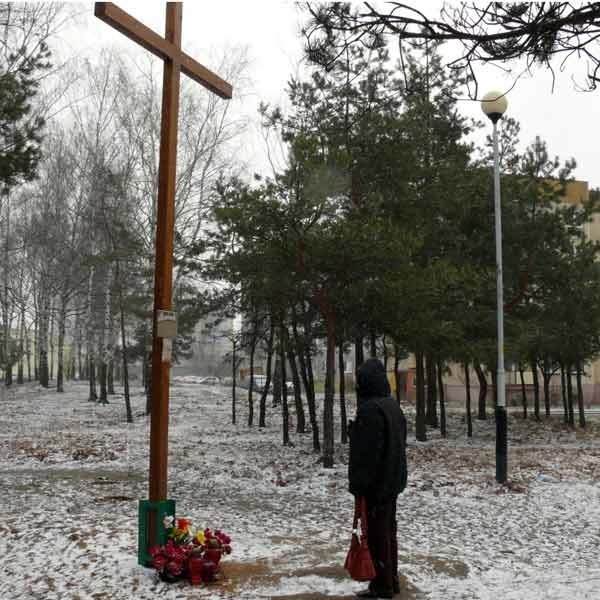 Krzyż na osiedlu Młodynie. Niektórzy przechodzący tędy przystają i kreślą na sobie znak krzyża.