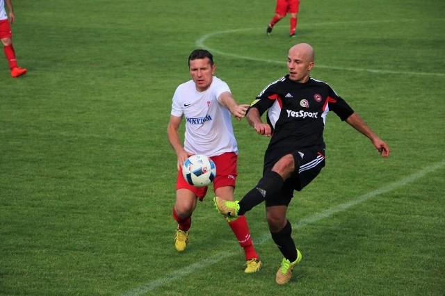 Łukasz Milanowski (z piłką) i jego Stal Nowa Dęba zagra w finale Pucharu Polski na szczeblu Podokręgu Stalowa Wola.