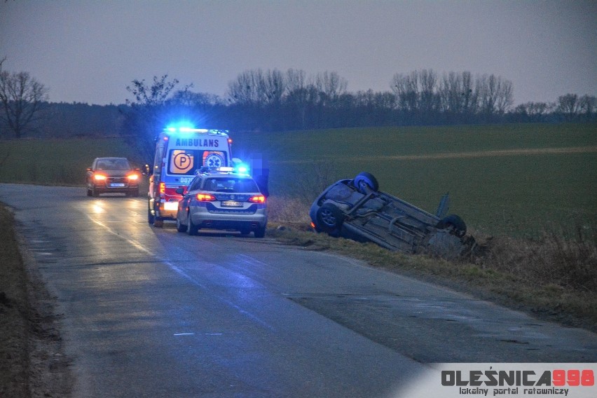 Golf dachował pod Oleśnicą. Jedna osoba ranna (ZDJĘCIA)