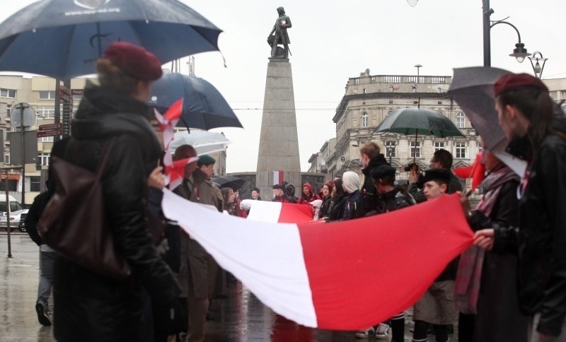 Święto flagi Rzeczpospolitej w Łodzi Maszerowali z flagą w deszczu