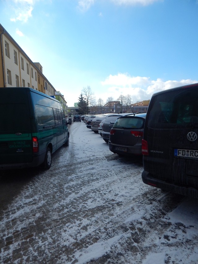 Ciasno przed krośnieńskim sądem. Tak też jest w innych miejscach w centrum miasta.