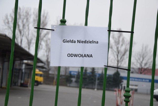 W trosce o bezpieczeństwo i zdrowie kupców oraz kupujących niedzielna giełda w Zielonej Górze zawiesiła swoje działanie. To efekt panującego w Polsce stanu zagrożenia epidemiologicznego. Z dnia na dzień obserwujemy, jak poważne są dla nas skutki rozprzestrzeniającej się pandemii. Koronawirus zmienił całkowicie naszą rzeczywistość. Centra miast świecą pustkami, sklepy są pozamykane, ucierpiał handel. Nie inaczej obrazek ten wygląda na zielonogórskiej giełdzie. Byliśmy na miejscu. Wszędzie pustki i cisza.Zobacz film: Zielona Góra. Koronowirus w Zielonej Górze. Niedzielna giełda odwołana: