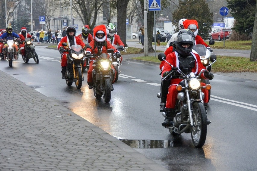 Mikołaje na motocyklach w Stalowej Woli. Przywieźli cukierki i wiele radości [ZDJĘCIA]