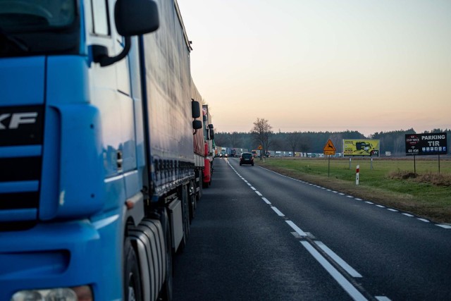 Przez wiele tygodni na przejściu w Bobrownikach utrzymywały się - sięgające kilkudziesięciu kilometrów i nawet trzech dni oczekiwania - kolejki ciężarówek wyjeżdżających z Polski.