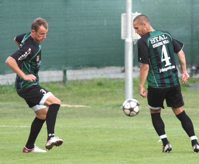 Piłkarze Stali Stalowa Wola (z lewej Michał Czarny, z prawej Wojciech Reiman) zmierzą się w pucharowym spotkaniu ze Śląskiem Wrocław.