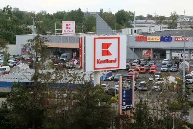 W tym miejscu działał pierwszy we Wrocławiu hipermarket HIT, potem Tesco, dziś mieści się tam sklep sieci Kaufland. Jak zmieni się ten teren według nowego planu zagospodarowania przestrzennego? Zobaczcie na kolejnych slajdach >>>