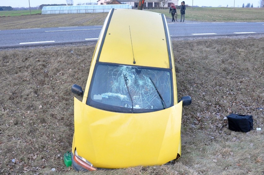 - Kierowca renault kangoo, który jechał drogą gruntową w...