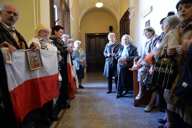 Majowa sesja w tej sprawie była bardzo burzliwa. Brał w niej udział Jerzy Stępień, były prezes TK, oraz grupa protestujących, którzy przed salą obrad śpiewali maryjne pieśni, odmawiali różaniec i krzyczeli: „Hańba!”, „Targowica!”