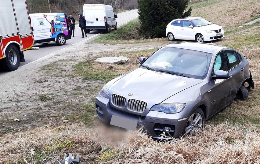 Groźnie wyglądający wypadek na drodze pod Nowym Sączem. W Łęce zderzyły się dwie osobówki