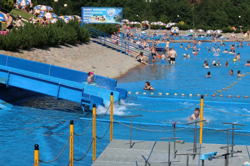 Zakopane: Turyści i górale uciekli przed upałem do... laguny z widokiem na Giewont [ZDJĘCIA]