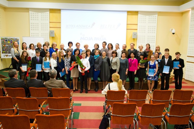 Pamiątkowe zdjęcie uczestników naszych trzech edukacyjnych plebiscytów zakończyło wczorajszą uroczystość w urzędzie marszałkowskim. W różnych kategoriach rywalizowały w nich 104 osoby.