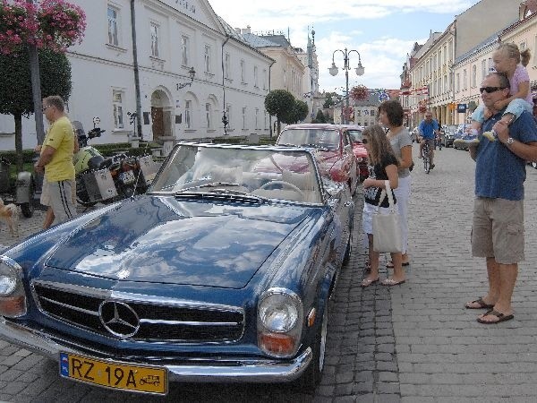 Zabytkowe pojazdy w RzeszowieW Rzeszowie odbyl sie dwudniowy III Turystyczny Rajd Pojazdów Zabytkowych "Św. Krzysztof 2008".