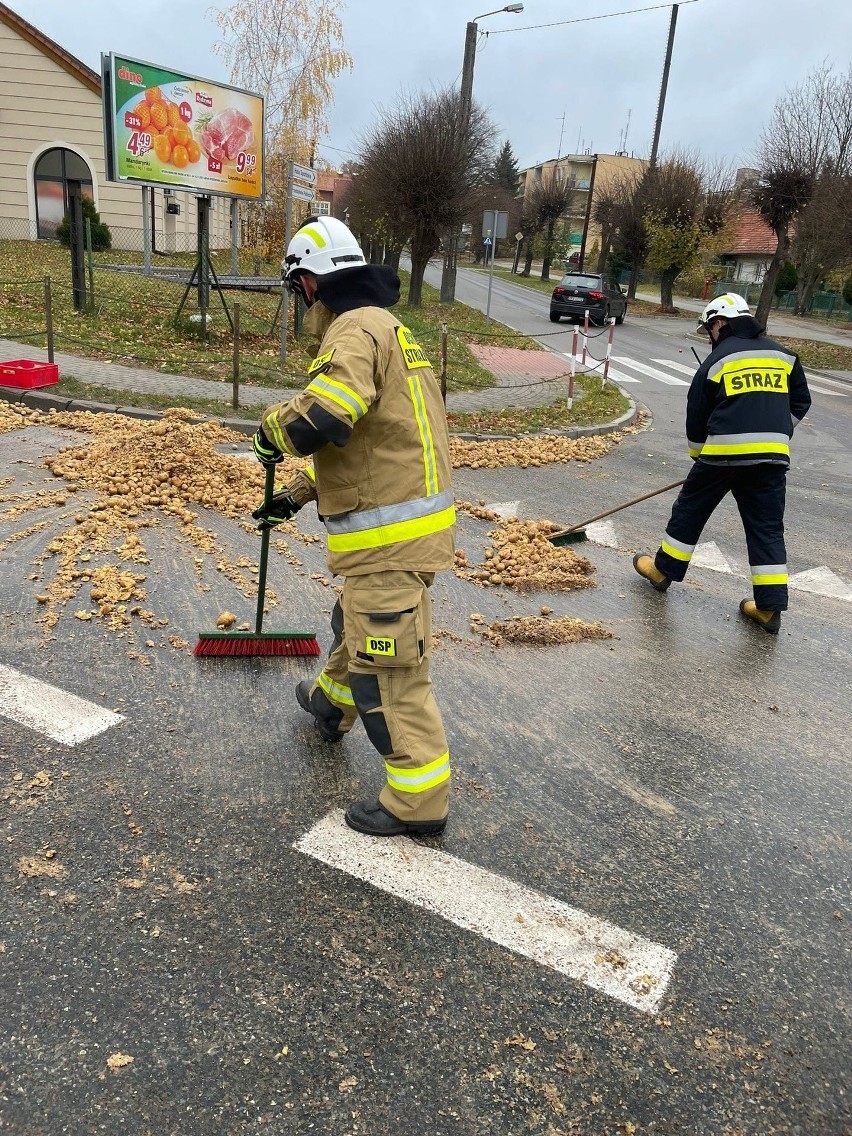 Rano 8 listopada w Opatówku rozsypały się ziemniaki....