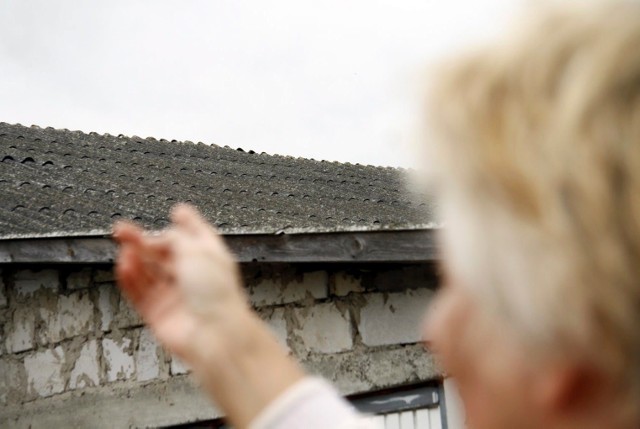 Likwidacja azbestu w gminie Sępólno Krajeńskie prowadzona jest już od kilku lat. Ta szkodliwa substancja, najczęściej wchodzi w skład starych, eternitowych pokryć dachowych. W Sępólnie zinwentaryzowano aż 4312 ton takich substancji. 
