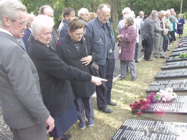 Przybyli na otwarcie cmentarza ofiar powojennego obozu w Łambinowicach ich krewni ze wzruszeniem odnajdywali na tablicach pamiątkowych imiona i nazwiska bliskich. Niektórzy przyjechali z okolicznych miejscowości, inni musieli pokonać kilkaset kilometrów, jadąc z Niemiec. Obiecują, że będą tu przyjeżdżać często. 