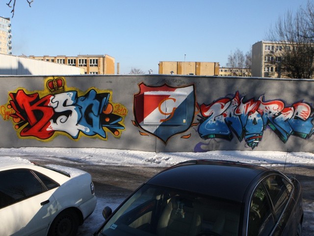 Graffiti kibiców Gryfa na osiedlu Zatorze. 