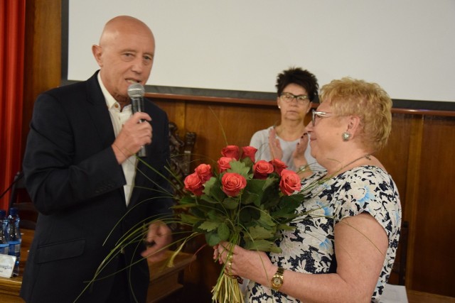 Burmistrz Jerzy Hardie-Douglas wręczył Joannie Powałka kwiaty