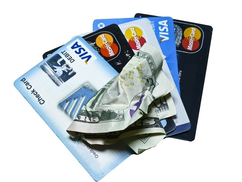 Płatność kartą za granicą. Jaka prowizja za przewalutowanie transakcji kartami MasterCard i Visa wydanymi przez polskie banki