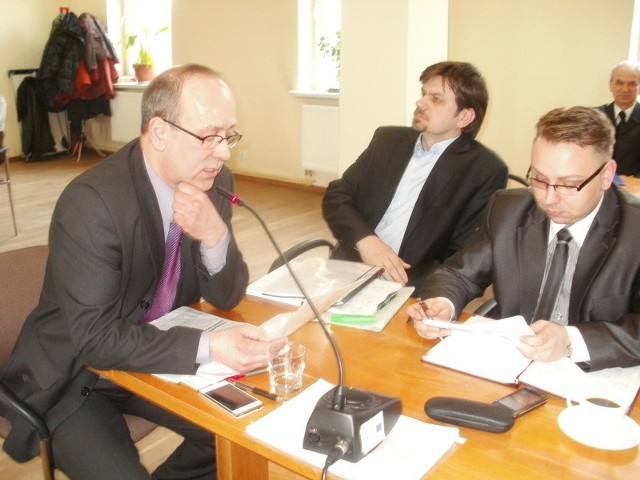 Krzysztof Łobos (pierwszy z lewej) zarzucił burmistrzowi manipulację danymi dotyczącymi kosztów oświaty w gminie.