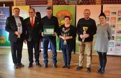 Przedstawiciele LZS Lechów i świętokrzyskiego zrzeszenia LZS w Uniejowie odebrali nagrodę za wyróżnienie w ogólnopolskim konkursie.