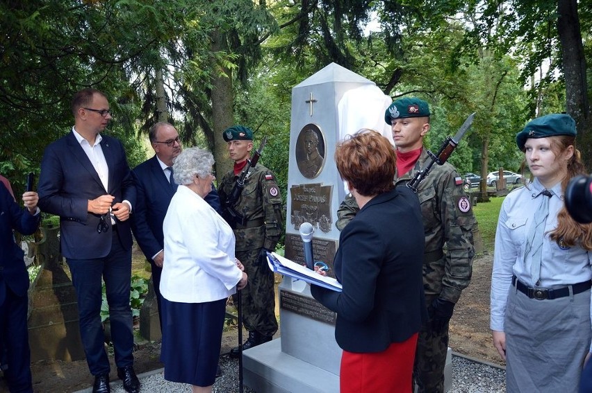 Obelisk został odsłonięty na Cmentarzu Wojskowym przy ul....