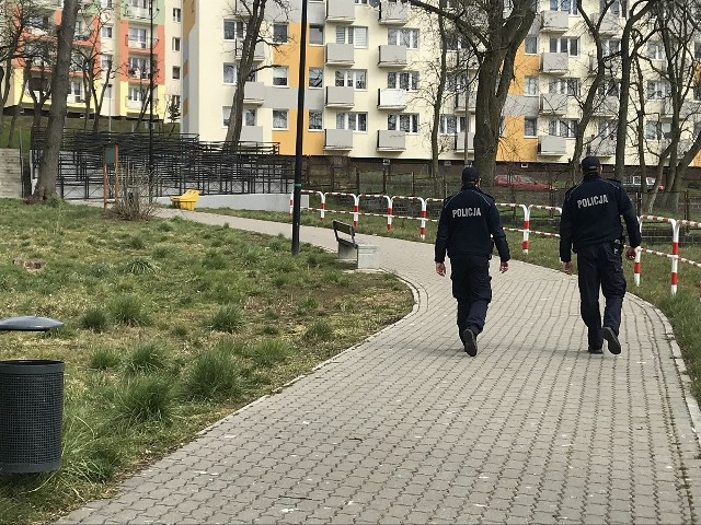 W związku z pandemią policjanci m.in. sprawdzają miejsca użyteczności publicznej: parki, przystań, place zabaw, obiekty sportowe. Kontrolują też osoby przebywające na kwarantannie