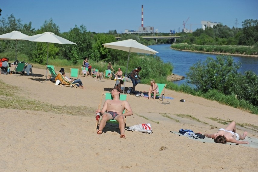 Poznaniacy odpoczywają na plażach miejskich nad Wartą
