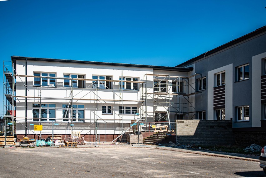 Remonty szkół w Kazanowie i Nieśwniu zakończą się we wrześniu. Budowa placówki w Kopaninach w lutym