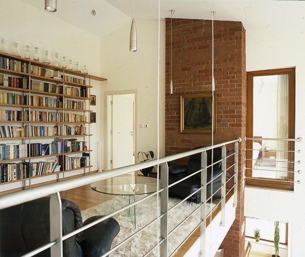 Do pomieszczeń wąskich i wysokich pasują antresole balkonowe. Mogą przylegać do jednej ze ścian, lub - w nieco szerszych pomieszczeniach - tworzyć rodzaj galerii. To świetne miejsce na książki.