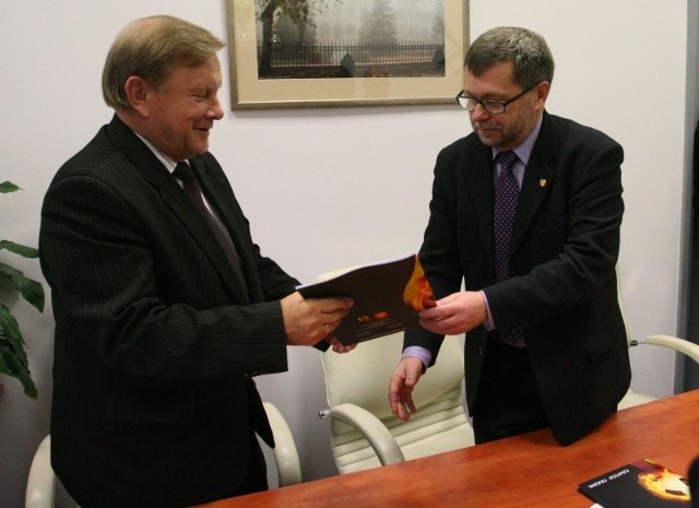 Prezes Korony Tomasz Chojnowski (z prawej) i prezes Zarządu KW Morawica S.A. Józef Dąbek podpisali umowę o współpracy na czas nieokreślony.