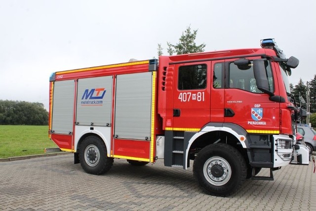 Druhowie z jednostki Ochotniczej Straży Pożarnej w Pierzchni do akcji będą jeździli nowym wozem marki Man.