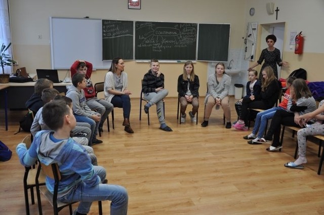 W szkole podstawowej w Ruszczy uczniowie, nauczyciele i rodzicie wzięli udział w warsztatach na temat uzależnień