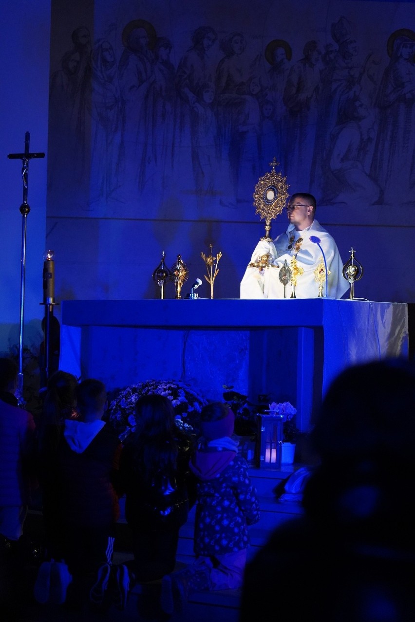Noc Świętych w parafii Miłosierdzia Bożego w Pińczowie. Msza święta, modlitewne czuwanie przy relikwiach świętych i procesja na cmentarz