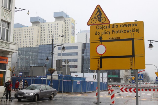 O objeździe dla rowerzystów informują specjalne znaki pionowe, zamontowane m.in. na Piotrkowskiej.