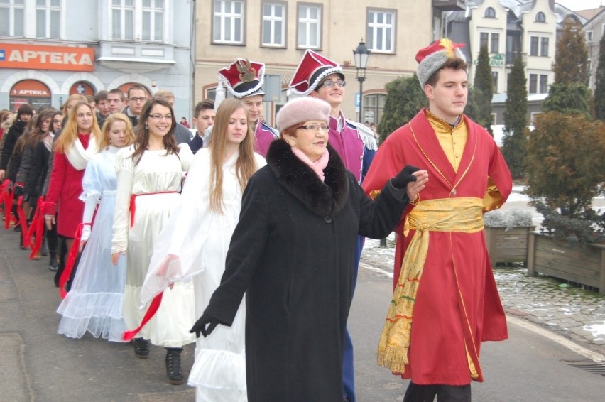 160 par maturzystów tańczyło poloneza na rynku w Kartuzach [ZDJĘCIA, WIDEO]
