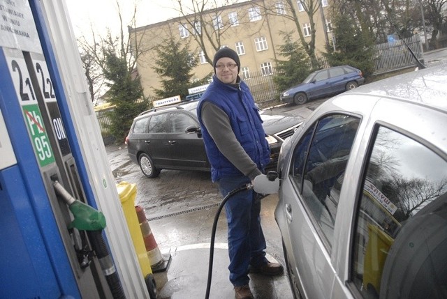 Jedne z najniższych cen paliw w Słupsku są na stacji PKS. Na zdjęciu: Mirosław Słaby, pracownik stacji, tankuje paliwo klientowi.