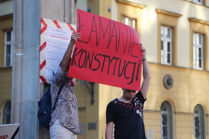 Demonstracje w obronie Sądu Najwyższego na Rynku we Wrocławiu. "Zdrajcy Polski" [ZDJĘCIA]