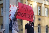 Demonstracje w obronie Sądu Najwyższego na Rynku we Wrocławiu. "Zdrajcy Polski" [ZDJĘCIA]