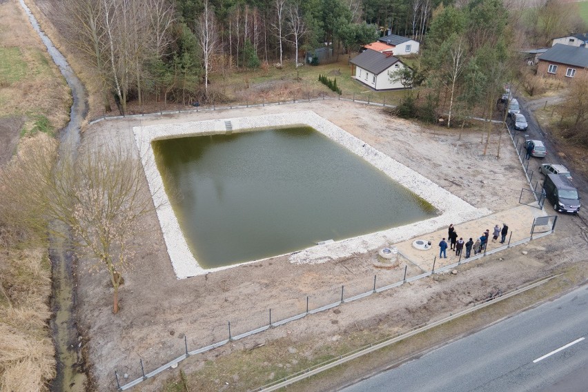 Odnowiony zbiornik wodny w Choszczewie w gminie Szadek.