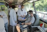 Krew potrzebna szczególnie w lecie. Gdzie można oddać krew? Policja w Katowicach organizuje mobilny punkt krwiodawstwa 