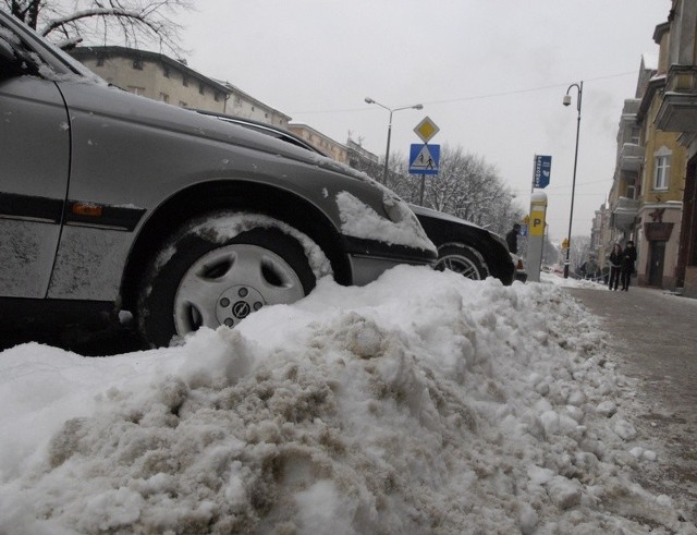 Śnieg na parkingu przy ul. Wojska Polskiego. 
