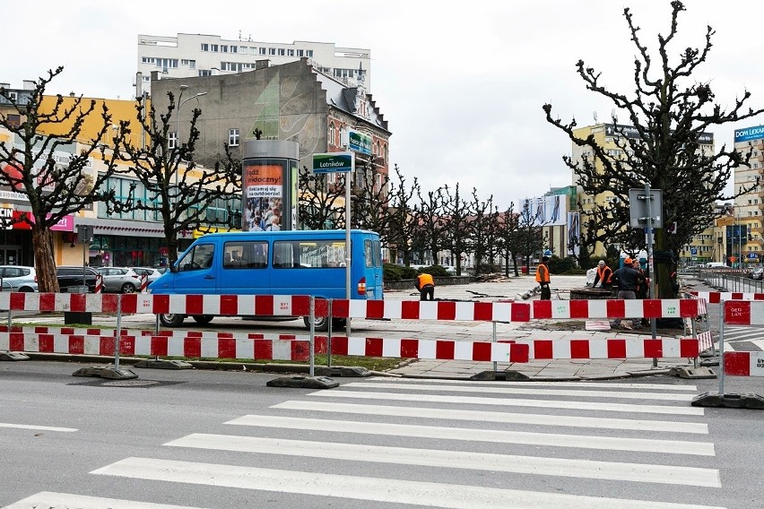 Prace na placu Adamowicza w Szczecinie. Zakończenie do 30 czerwca. Treść tablicy jeszcze nieznana [ZDJĘCIA]