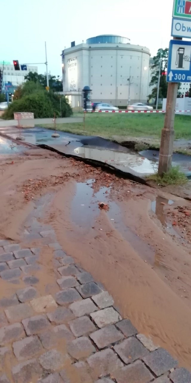 Awaria wodociągowa przy ul. Poznańskiej [ZDJĘCIA]