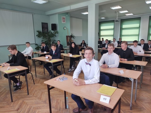 Uczniowie tuż przed egzaminem z rozszerzonej matematyki w Technikum numer 2 w Starachowicach.. Więcej na kolejnych  zdjęciach.