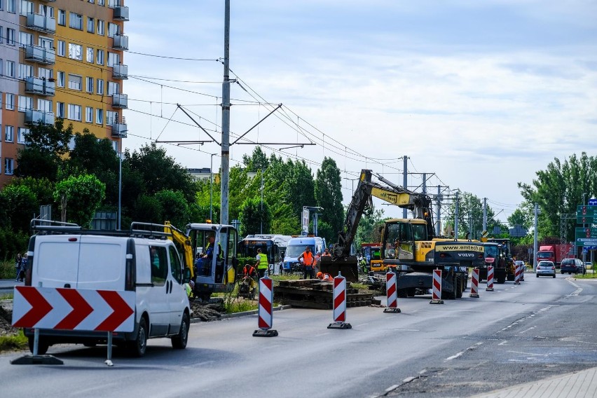 Trwa przebudowa torowiska tramwajowego w Toruniu. Będzie...