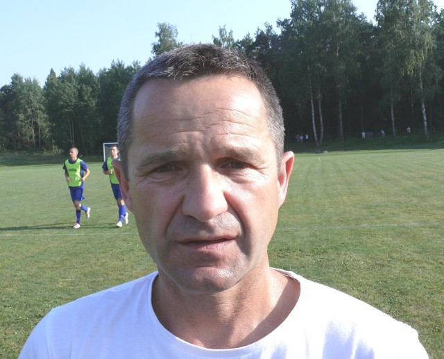 Trener Stali Nowa Dęba, Daniel Młynarczyk, ma powody do zadowolenia. Jego zespół wzmocnił pomocnik Rafał Leśniowski.