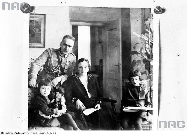Józef Piłsudski z żoną Aleksandrą oraz córkami Jadwigą (trzyma lalkę) i Wandą.